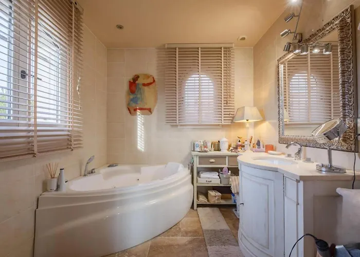 Soleil D'ete Pool & View Yourhosthelper *