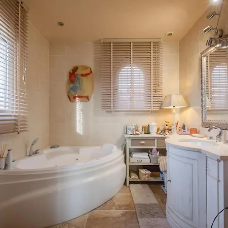 Soleil D'ete Pool & View Yourhosthelper *