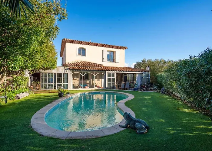 Soleil D'ete Pool & View Yourhosthelper *